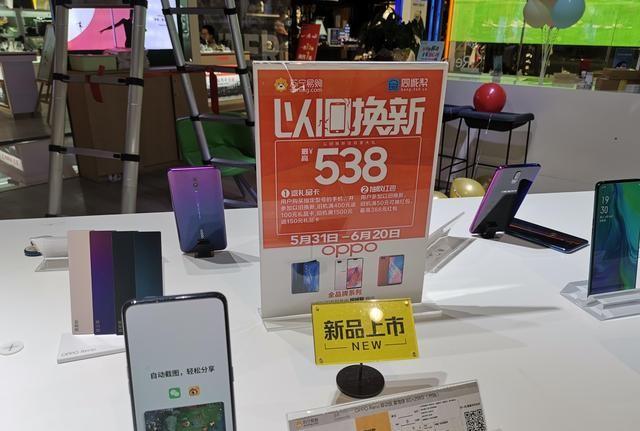 經(jīng)手上萬(wàn)臺(tái)舊手機(jī)，他說(shuō)以舊換新是服務(wù)不是業(yè)務(wù)