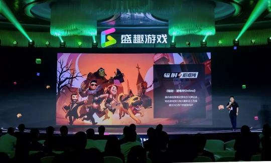 盛趣游戲率先交接，王佶時代三大戰(zhàn)略或?qū)⒏淖冇螒蚋窬?/></p><p>?</p><p>新文化戰(zhàn)略：科技賦能，“游戲+”平臺力量彰顯</p><p>寰寰姐的上海表妹，來北京過春節(jié)的第一要求，就是想去故宮。當下，百年故宮成為網(wǎng)紅，說明傳統(tǒng)文化只要切中年輕人的“痛點”，更有發(fā)展?jié)摿?。這也是寰寰姐對盛趣游戲新文化戰(zhàn)略最有感觸的原因。</p><p>年輕人有著自己獨特的文化接收渠道，“網(wǎng)紅故宮”是一種，另一種則是游戲的土壤，推進游戲與文化的深度結(jié)合，打造新文化生態(tài)圈，弘揚中華民族文化與社會正能量，這就是盛趣游戲的新文化戰(zhàn)略。</p><p>韻文博鑒就是盛趣游戲新文化領域新布局，其核心業(yè)務為“互聯(lián)網(wǎng)+中華文明”，重點實施項目為“文物加”平臺。中國(海南)南海博物館、河南博物院、安徽博物院、恭王府博物館作為合作博物館代表，將與盛趣游戲開啟數(shù)字化文化資源新篇章。在這個“文物加”平臺上，集合了國內(nèi)78家博物館的文物大數(shù)據(jù)，是國內(nèi)最大的傳統(tǒng)文化內(nèi)容平臺。</p><p>此外，在傳統(tǒng)文化IP與游戲產(chǎn)業(yè)的結(jié)合方面，盛趣游戲也在不斷進行探索?！队圆省肥⑷び螒蛲瞥龅囊豢罱Y(jié)合瓷器制作工藝的功能游戲。本作從中國古代72道制瓷工序中精選出其中最為精彩的釉彩工序，并對釉彩相關知識進行了生動的解讀和處理，可以讓用戶在手機上高度還原制作瓷器的過程，并能直接下單定制自己制作的瓷器作品。</p><p>通過游戲的方式，讓中國文化走向年輕人群、走向更廣大的市場，盛趣游戲的目標也在于此。盛趣游戲“科技賦能文化” 定位還依托的是其網(wǎng)絡游戲的產(chǎn)業(yè)優(yōu)勢，比如，盛趣游戲還與驢媽媽、聯(lián)想來酷科技、秦漢胡同、派銳美科筆業(yè)、相宜本草、共禾京品、萬事利、寶瓷林等眾多行業(yè)領先企業(yè)與品牌合作，共同打造文化賦能產(chǎn)業(yè)聯(lián)盟，為文化內(nèi)容真正走入大眾生活進行自我賦能。</p><p>更深來看，不僅是“文物加”平臺，包括整個盛趣游戲的新文化戰(zhàn)略，都在走出游戲與傳統(tǒng)文化結(jié)合的新路，更讓游戲擺脫過去的一些“不良”標簽，對整個游戲產(chǎn)業(yè)的未來發(fā)展都有探索意義。</p><p>拿下年輕人就拿下未來，游戲作為年輕人的基礎文化，“游戲+”平臺將來還會發(fā)揮更大價值。從這個角度來看，王佶被稱為“目前中國新文化產(chǎn)業(yè)變革的推動者之一”，的確是名符其實。</p><p>結(jié)語</p><p>“從即刻起，我們要將過去的榮譽與成就統(tǒng)統(tǒng)‘歸零’”，王佶不僅有著清醒認知，還有著野心，他曾經(jīng)說到：“盛趣要角逐游戲前三強。”</p><p>此前，騰訊和網(wǎng)易牢牢占據(jù)游戲行業(yè)雙雄位置，是第一梯隊，盛趣游戲是第二梯隊的領頭羊。而現(xiàn)在，王佶的目標顯然不止于此，盛趣游戲要進入前三強，改變雙雄格局，讓游戲行業(yè)進入三國時代。</p><p>曾經(jīng)的盛大游戲、也是此刻的盛趣游戲，是中國最早的游戲企業(yè)，沒有之一。幾經(jīng)周折之后，今天的盛趣游戲不僅率先完成了領導人的交接，在“游戲老炮”王佶的率領下，更是定下了三個目標，一是從A股最大的游戲公司成長為全球游戲領軍企業(yè)，二是創(chuàng)造一個可持續(xù)發(fā)展的新文化產(chǎn)業(yè)的新型業(yè)態(tài)，三是占據(jù)文化發(fā)展的制高點，更好地在激烈的世界文化競爭中掌握主動權(quán)。</p><p>王佶不僅給盛趣帶來了新發(fā)展引擎，未來可期，也給游戲行業(yè)帶來了諸多新思考。</p><p>當下的游戲行業(yè)，更需嬗變升級。</p>              	<p style=