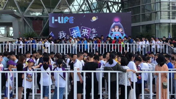 觸摸我的未來生活 puppy cube光影魔屏參展上?？破罩?/></p><p>“科普周”是上海一年一度的暑期科技教育項目，不僅吸引了來自全國各地的大批學(xué)生和家長，還得到了各界各行業(yè)的支持。改革開放40 周年之際，中國電子視像行業(yè)協(xié)會聯(lián)合上?？萍拣^、上?？破战逃l(fā)展基金會主辦此次科普周，精選了三星、LG、TCL、海信、小米、華為、柔宇、科大訊飛、哈奇智能等20多家企業(yè)的最新產(chǎn)品，全方位展現(xiàn)未來家庭、教育、出行、購物、餐廳場景和生活體驗，打造了暑期的滬上“科技樂園”。</p><p><strong>puppy cube光影魔屏頻頻搶戲</strong></p><p>相比“無限∞”的概念車、柔性電子書、柔性顯示水杯等概念超前的產(chǎn)品，哈奇智能參展的<a href=