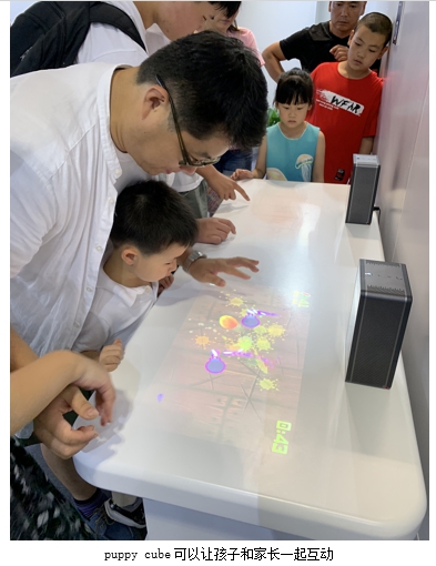 觸摸我的未來生活 puppy cube光影魔屏參展上?？破罩?/></p><p>除了能減輕用眼疲勞，puppy cube還內(nèi)置了海量應(yīng)用，內(nèi)置超過5萬種兒童教育資源、1200萬小時的有聲內(nèi)容，為家長和孩子相處提供了更多的場景應(yīng)用選擇，在兒童互動、啟蒙教育、在線學(xué)習(xí)等方面提供了更新的思路，這也符合科普周向?qū)W生普及科技教育的主旨。</p><p><strong>和科技同行</strong></p><p>科技以人為本，大批來自中科院等國家科研機構(gòu)的院士和專家，親自為科普周站臺講解，培養(yǎng)青少年對科技的興趣，以及對未來的思考，成為“含金量最高”的固定活動。中科院院士歐陽鐘燦帶來了深入淺出的演講，還向?qū)W生和家長們介紹了科技發(fā)展的新趨勢，普及了豐富的知識。</p><p align=