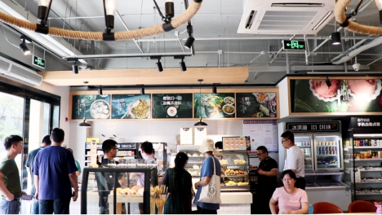 與小小體驗(yàn)員共度美好一天，央視《品牌故事》眼里的蘇寧小店