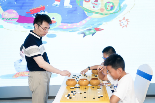 華為AI助推圍棋發(fā)展 王磊：AI給圍棋帶來(lái)變革 更帶來(lái)契機(jī)