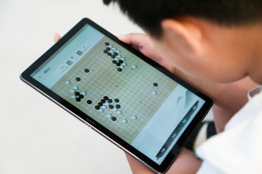 華為AI助推圍棋發(fā)展 王磊：AI給圍棋帶來(lái)變革 更帶來(lái)契機(jī)