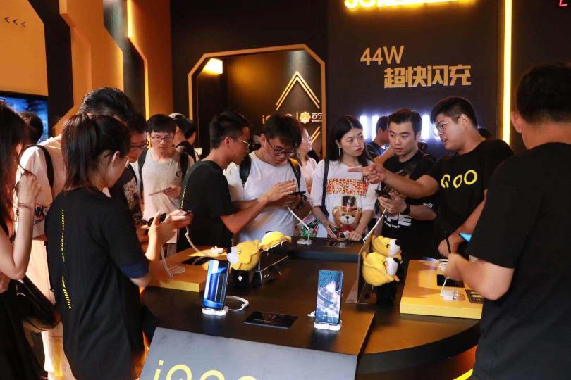 vivo第一臺(tái)5G手機(jī)蘇寧售出，全國獨(dú)家搶先開售