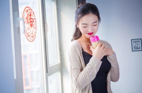 身材保養(yǎng)達(dá)人趙小旭老師分享?yè)碛型昝郎聿牡拿孛?/></p><p>小旭老師告訴我們，女人要懂得愛自己，這樣別人才會(huì)愛我們。要對(duì)自己的身材容貌負(fù)責(zé)，性要維持良好的體型，需要長(zhǎng)期堅(jiān)持，不要想著一蹴而就，只要我們享受這個(gè)過(guò)程，對(duì)生活抱有積極樂觀的態(tài)度，努力提升自己，就能將歲月留在我們身上的痕跡釀成一壺佳釀，越久越醇香。</p>              	<p style=