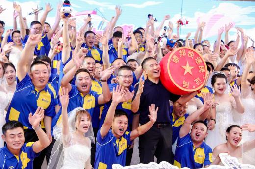 德邦快遞首創(chuàng)“遞”媳證，送百對(duì)快遞員伉儷赴海外成婚