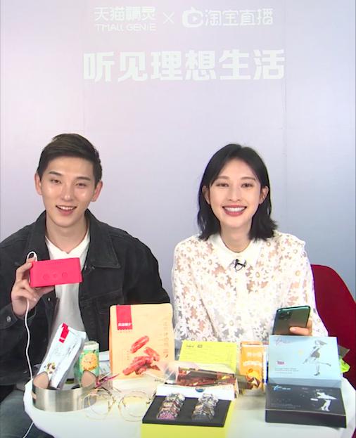 張儷直播“種草”QUEEN美妝鏡，吸引28萬(wàn)人次圍觀，戲稱“不養(yǎng)寵物，養(yǎng)天貓精靈”