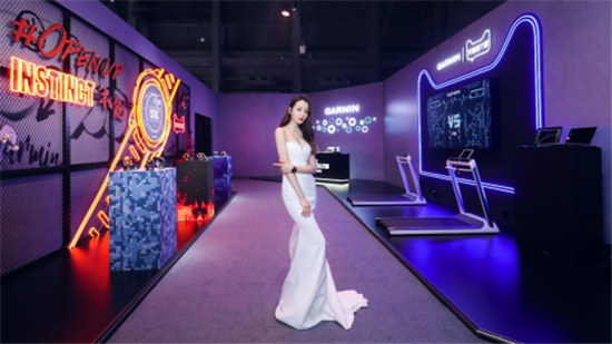 獨一有二，迪麗熱巴優(yōu)雅出席2019GARMIN佳明北京智能腕表新品發(fā)布會