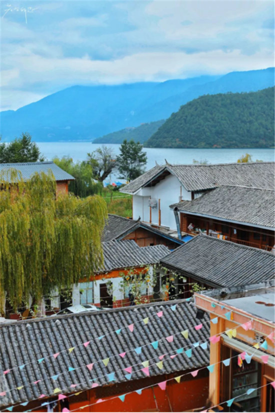 發(fā)呆放空好去處：在靜謐唯美的瀘沽湖畔，擇一處美宿，坐看云卷云舒
