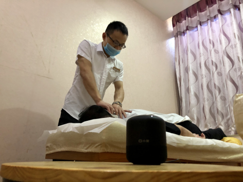 百度AI助盲行動落地武漢，盲人按摩師體驗AI工作模式