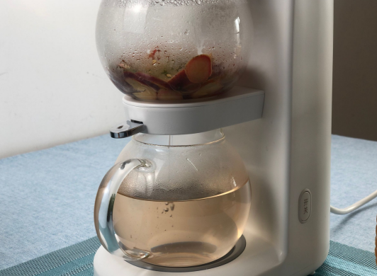 用鳴盞沙漏壺泡一壺溢香清茶，重溫童年暖心茶味