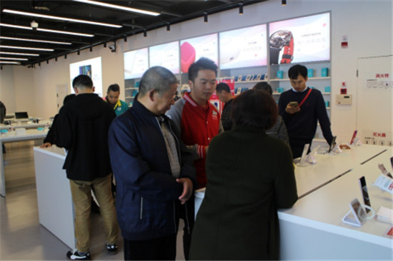 線上爆賣線下超火：京東電器超級(jí)體驗(yàn)店榮耀區(qū)引領(lǐng)手機(jī)煥新潮