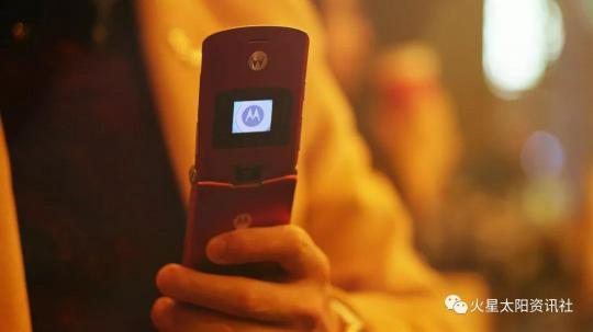 未來與經(jīng)典的碰撞，折疊屏 razr 2019 帶你回首鋒芒歲月
