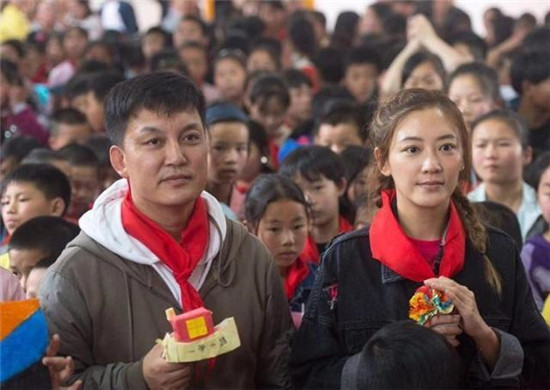村長(zhǎng)李銳攜手悟空讓貧困孩子走出山區(qū)，共賀澳門回歸20周年