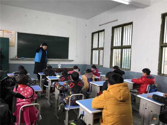 村長(zhǎng)李銳攜手悟空讓貧困孩子走出山區(qū)，共賀澳門回歸20周年