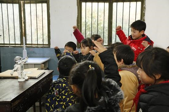 村長(zhǎng)李銳攜手悟空讓貧困孩子走出山區(qū)，共賀澳門回歸20周年