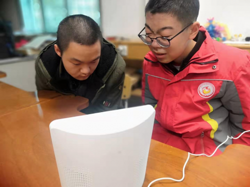 百度AI為西安盲啞學(xué)?！捌刚垺比斯ぶ悄苄轮?/></p><p>值得一提的是,“重木頭樂隊”的成員正在準(zhǔn)備參加高考(藝考),這也是學(xué)校第一批參加藝考的視障同學(xué)。盡管學(xué)校一直為學(xué)生提供了完善的素質(zhì)教育,但無論對于學(xué)校還是師生而言,高考無疑都是新鮮的挑戰(zhàn)。通過小度<a href=
