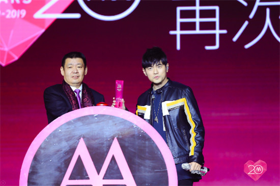愛瑪品牌盛典燃爆了，周董獻(xiàn)唱，續(xù)簽第12年代言！