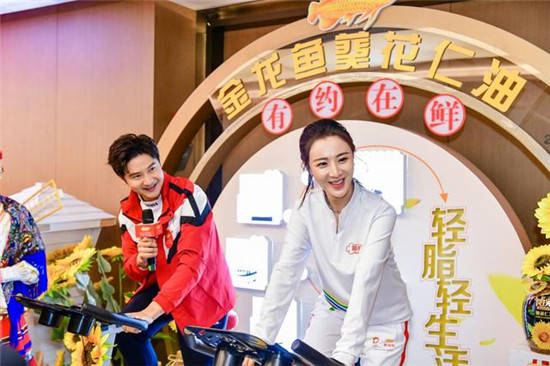 薇婭田亮首度合體，攜手金龍魚以健康點(diǎn)亮新年