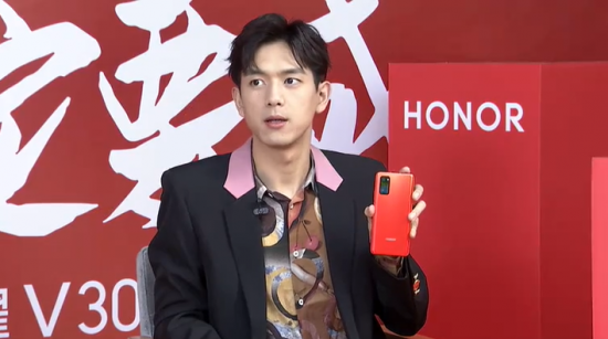 榮耀新年首次直播，攜手潮時尚大使李現(xiàn)祝大家2020一定要成!
