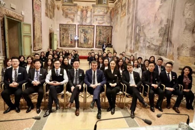 神州英才訪問意大利參議院，姜桐獲贈意大利國家隊10號球衣