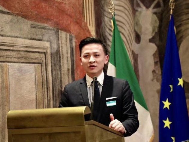 神州英才訪問意大利參議院，姜桐獲贈意大利國家隊10號球衣