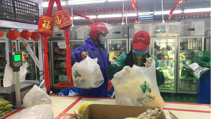 叮咚買(mǎi)菜增加供應(yīng) 春節(jié)不打烊、穩(wěn)菜價(jià) 為市民把菜送到家