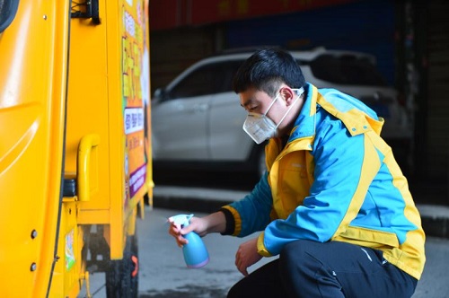 戰(zhàn)“疫”快遞小哥：半日達恢復了，也希望早點看到車水馬龍