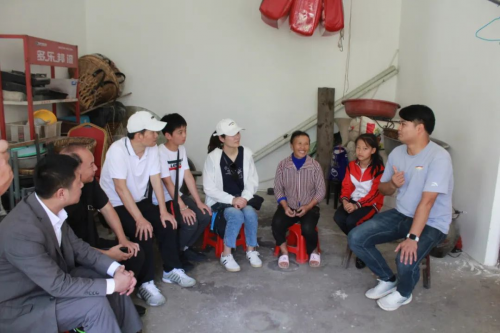 一嗨租車聯(lián)合中華思源工程基金會在黔西開展公益助學(xué)活動