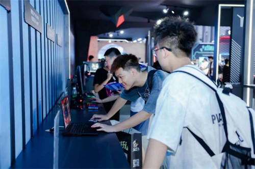 TCL華星攜手聯(lián)想2024 ChinaJoy刷屏全場(chǎng)，爆款新品再掀電競(jìng)狂潮