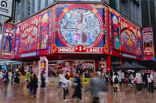 名創(chuàng)優(yōu)品MINISO：IP聯(lián)名驅(qū)動(dòng)谷子經(jīng)濟(jì)，引領(lǐng)興趣消費(fèi)新風(fēng)尚