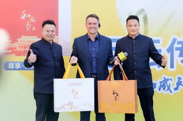 足壇傳奇歐文空降和成天下高端文化館！現(xiàn)場送出簽名款和成天下&紫禁城聯(lián)名【春節(jié)限定禮盒】