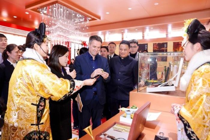足壇傳奇歐文空降和成天下高端文化館！現(xiàn)場送出簽名款和成天下&紫禁城聯(lián)名【春節(jié)限定禮盒】