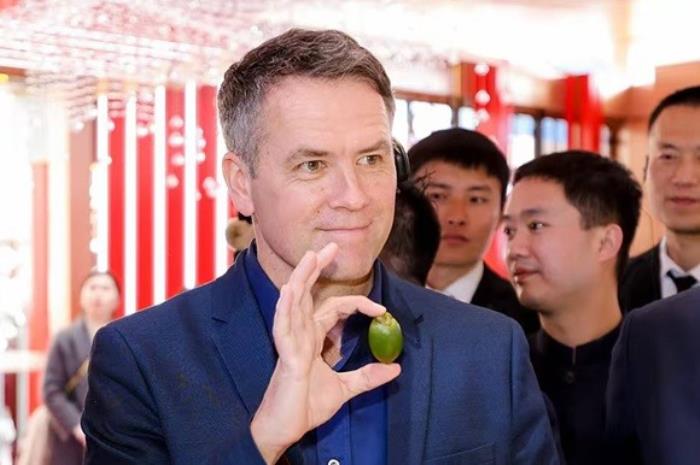 足壇傳奇歐文空降和成天下高端文化館！現(xiàn)場送出簽名款和成天下&紫禁城聯(lián)名【春節(jié)限定禮盒】