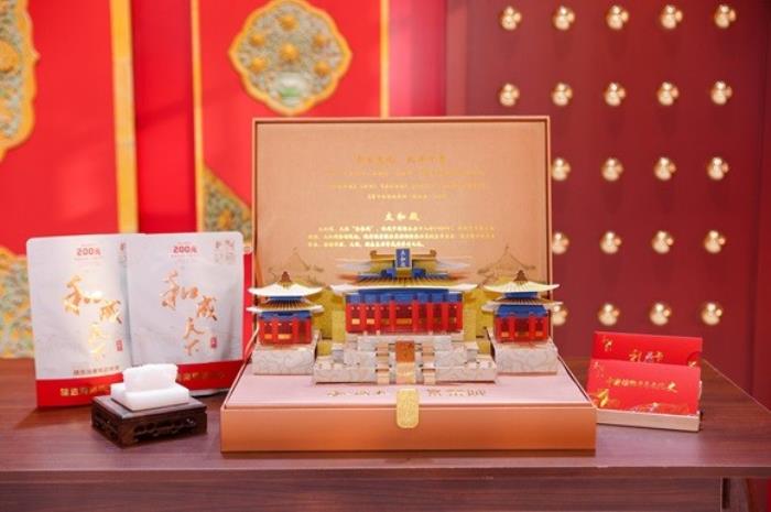 足壇傳奇歐文空降和成天下高端文化館！現(xiàn)場送出簽名款和成天下&紫禁城聯(lián)名【春節(jié)限定禮盒】