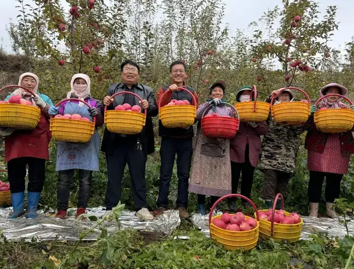 抖音電商“同行者”用倫敦腔推介土特產(chǎn)，一條視頻賣出10萬(wàn)多斤貝貝南瓜
