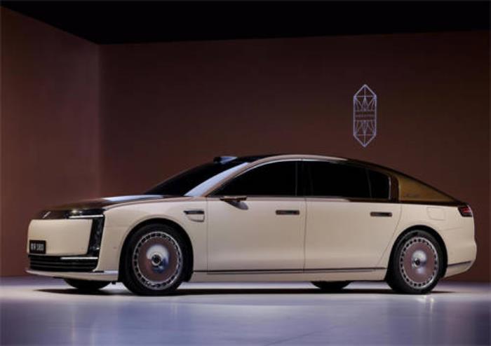 尊界S800閃耀蛇年春晚，助力中國汽車品牌攀登價值新高峰