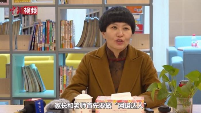 人大代表劉希婭：孩子不會用手機是大問題，要引導(dǎo)其正確使用網(wǎng)絡(luò)。