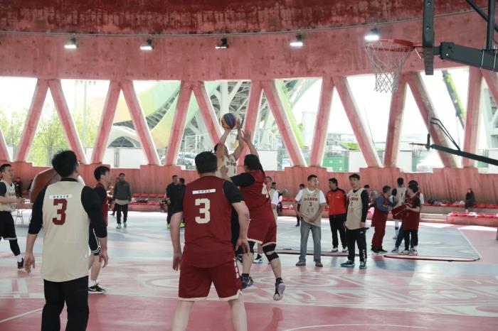 工業(yè)風(fēng)“籃球盛宴”！首鋼園3V3籃球賽在冷卻塔籃球公園舉辦