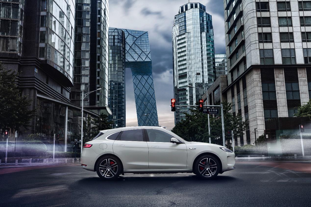 畢業(yè)季購(gòu)車新趨勢(shì)，問界新M5 Ultra成學(xué)車黨出行好幫手