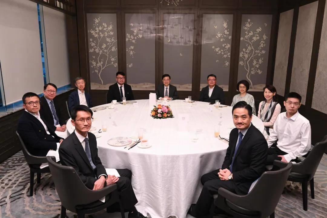 強(qiáng)腦科技韓璧丞與李家超特首會(huì)面，參加中國(guó)香港特首顧問團(tuán)會(huì)議