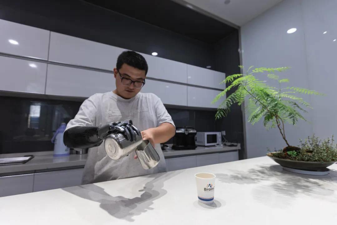 “裝上這只手，我又能和世界握手了”丨全國肢殘人活動日